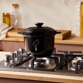 【LE CREUSET】ココット・エブリィ　18　シャイニーブラック　（イリディセントツマミ）