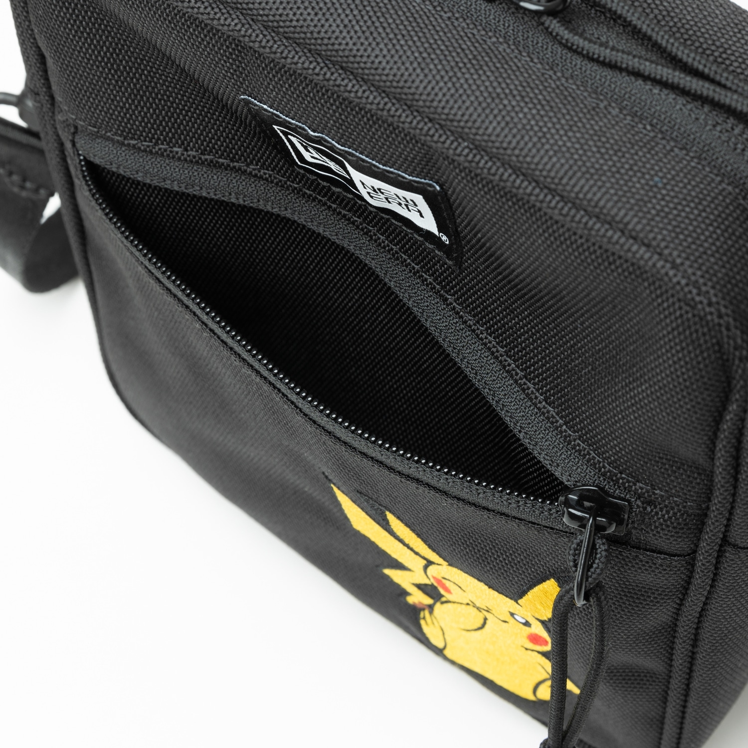 NEW ERA Square Shoulder Pouch PIKACHU BLK ｜【公式】ポケモン